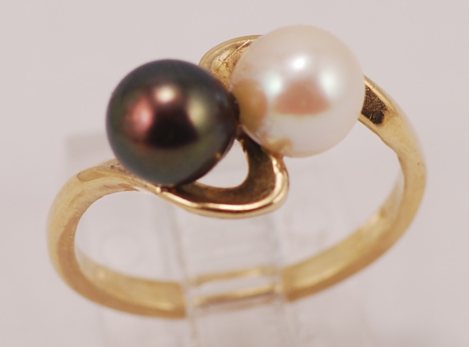 black & white pearl ring
